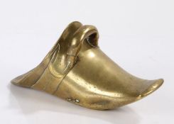 Single brass stirrup in the form of a shoe, 27cm long
