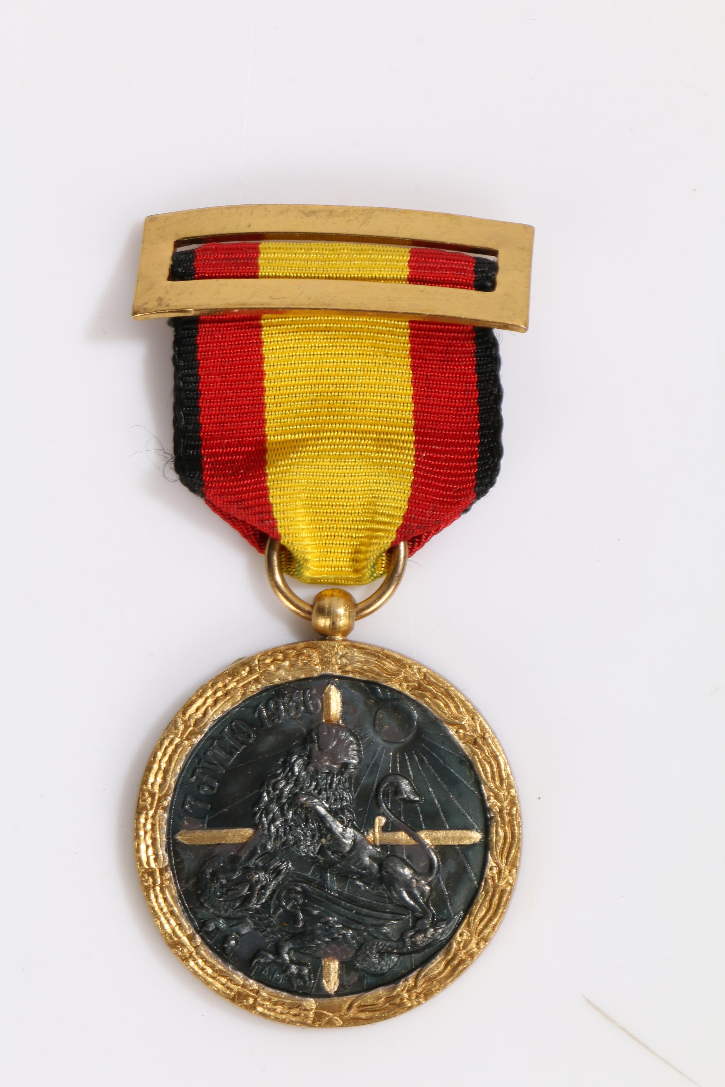 Spanish Civil War Campaign Medal (Medalla de la Campaña 1936 −1939), wrapped in protective - Image 2 of 3