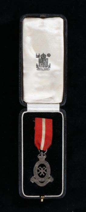 Territorial Army Nursing Service silver tippet badge, London 1936, maker Robert William Jay,