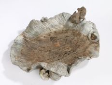 18th/19th Century lead bird bath, formed as a scallop shell on paw feet, a bird now detached, 20cm