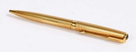 Parker 18 carat gold ball point pen, with an engine turned case, 13cm long