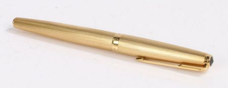 Parker 18 carat gold fountain pen, with an engine turned case, 13.5cm long