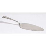 Elizabeth II silver cake server, London 1982, maker Garrard & Co Ltd. with kings pattern handle,