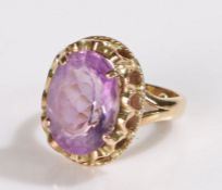 9 carat gold amethyst set ring, the facetted amethyst held within an arched frame, 7.1 grams, ring