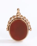 9 carat gold and agate swivel seal, with a red and green agate deal between rope twist frame, 26mm
