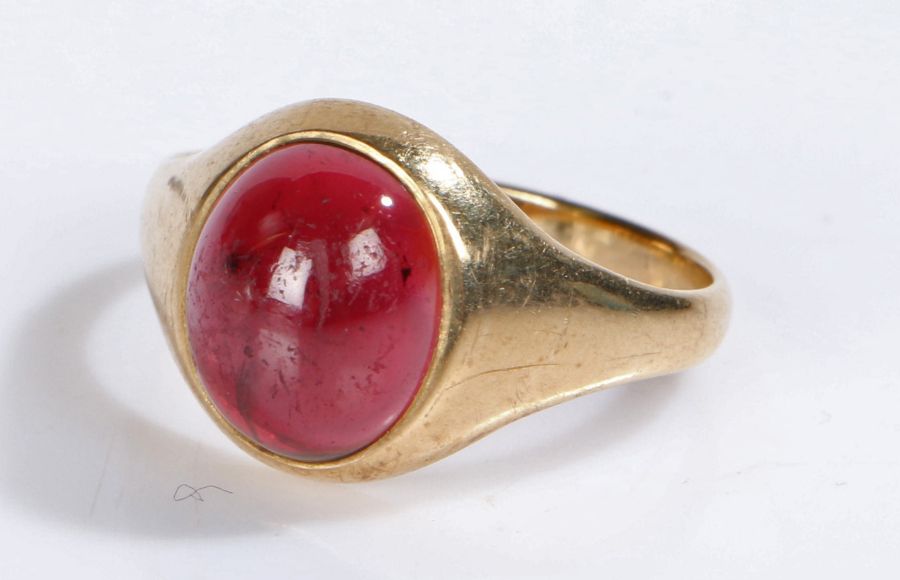 9 carat gold ring, set with a cabochon cut red stone, 4.8 grams, ring size U 1/2