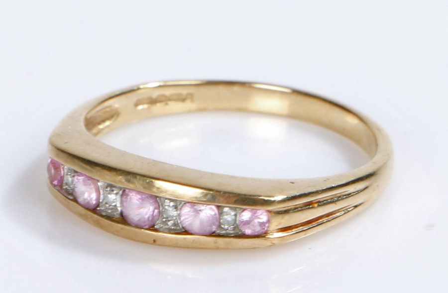 9 carat gold ring, set with pink and clear stones, 3 grams, ring size T