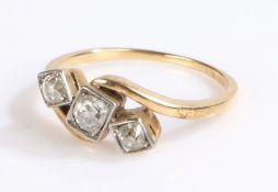 18 carat gold and diamond set crossover ring, with three diamonds to the head, 2.7 grams, ring