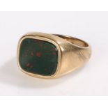 9 carat gold agate set signet ring, the green agate head set to wide shoulders, 5.8 grams, ring size