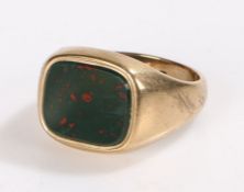 9 carat gold agate set signet ring, the green agate head set to wide shoulders, 5.8 grams, ring size