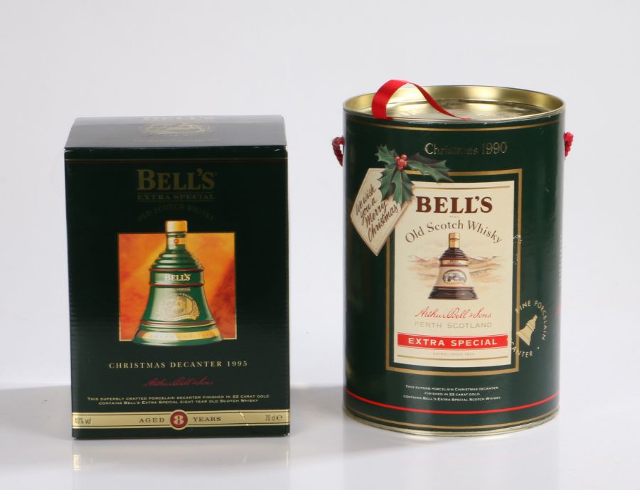 Bells Old Scotch Whisky Christmas 1990 bell decanter, 75cl, 43% vol, housed in a presentation