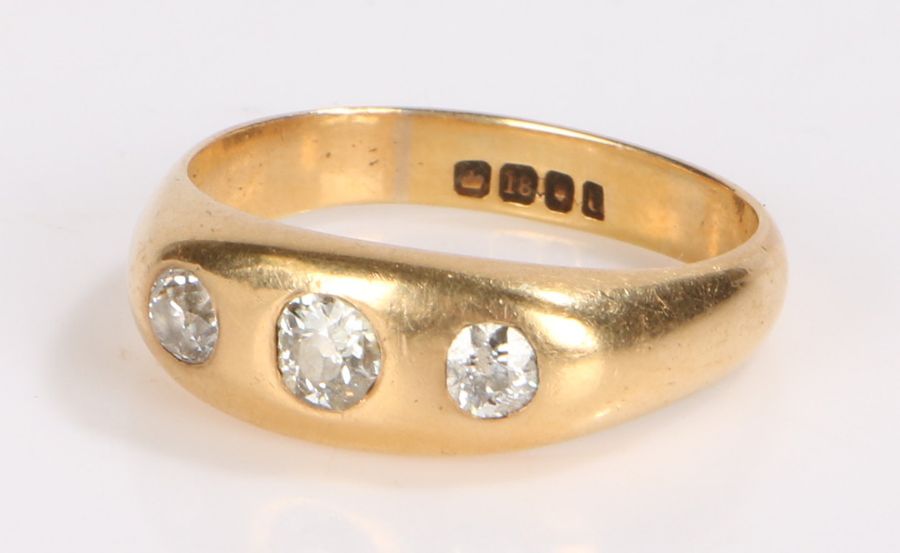 Gentleman's 18 carat three diamond gypsy ring, with three round cut diamonds to the head, the