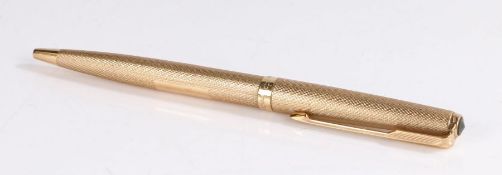 Parker 9 carat gold pen, with an engine turned case, lacking the internal pen, 12.5cm long