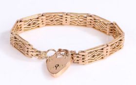 9 carat gold gate link bracelet, with heart form clasp, 25.4 grams