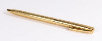 Sheaffer 18 carat gold ball point pen, with an engine turned case, 13cm long