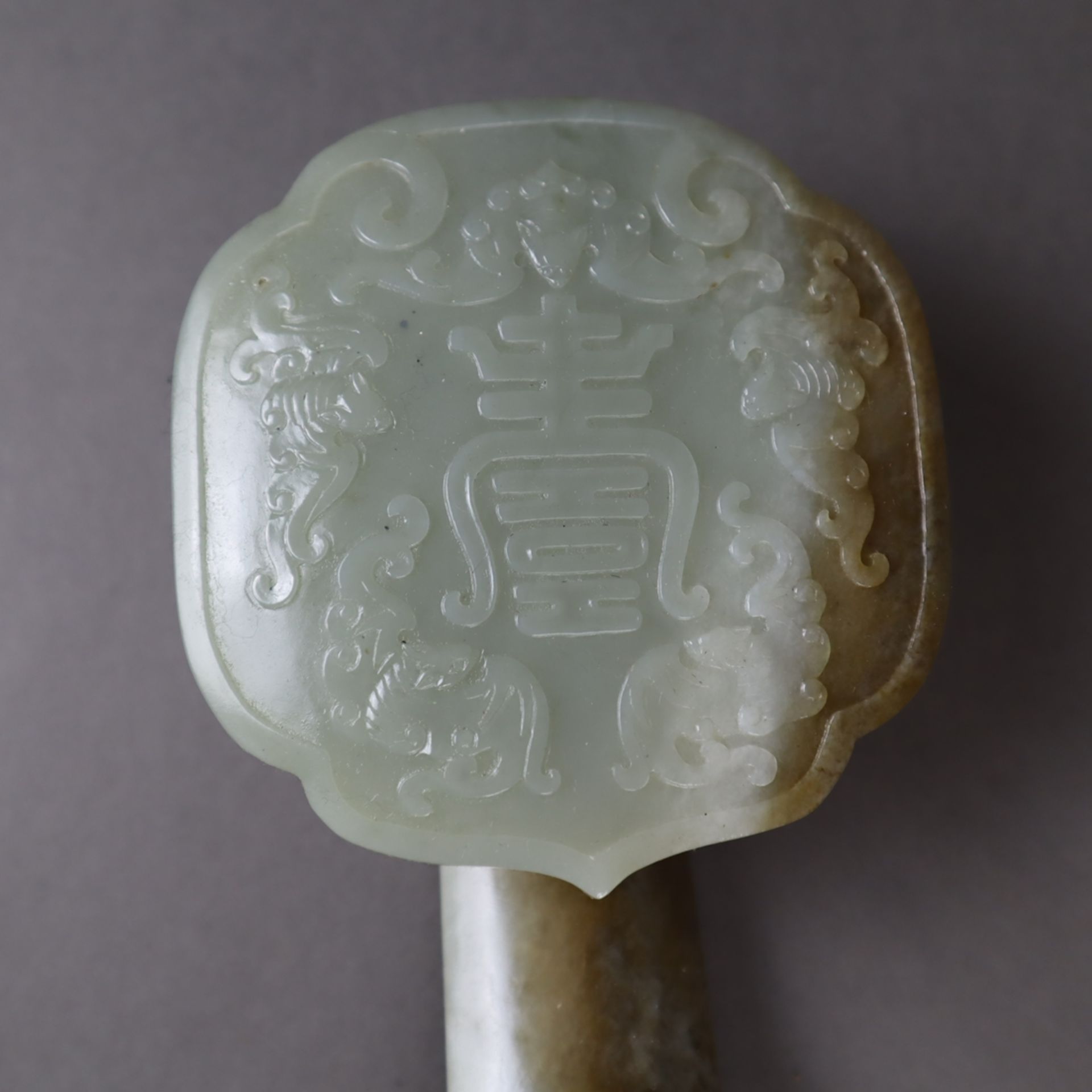 Großes Ruyi-Zepter - China, 20.Jh., seladonfarbene Jade mit weißlichen und brau - Bild 2 aus 11