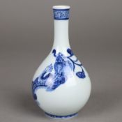 Miniaturvase - China, Porzellan mit unterglasurblauem Dekor: umlaufend Drachenm