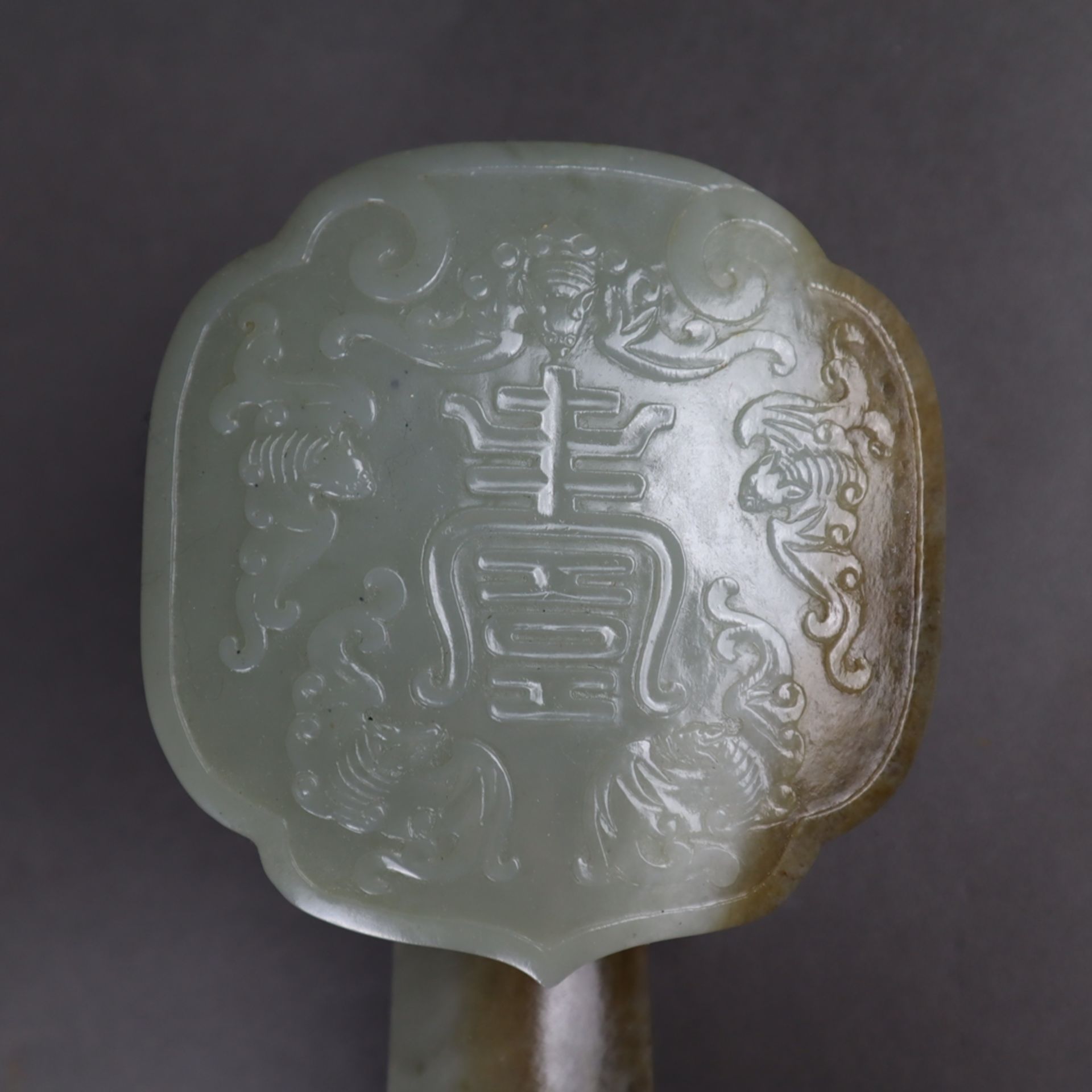 Großes Ruyi-Zepter - China, 20.Jh., seladonfarbene Jade mit weißlichen und brau - Bild 3 aus 11