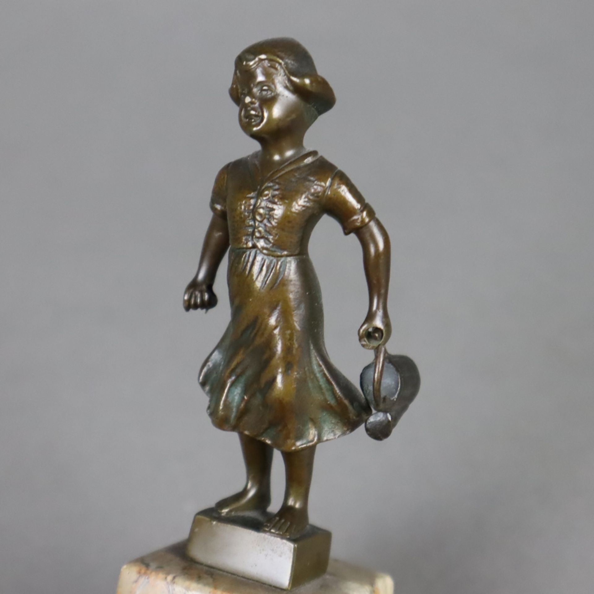 Zwei Kinderfiguren - Bronze, braun patiniert, 1x E. Beck, Mädchen mit Gießkanne - Image 5 of 7