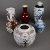 Konvolut -Chinesisches Porzellan- 6-tlg, bestehend aus vier Vasen und zwei Deck