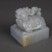 Jadesiegel - China 20.Jh., fein geschnitzte gräulich-weiße Jade (1 Ecke bräunli