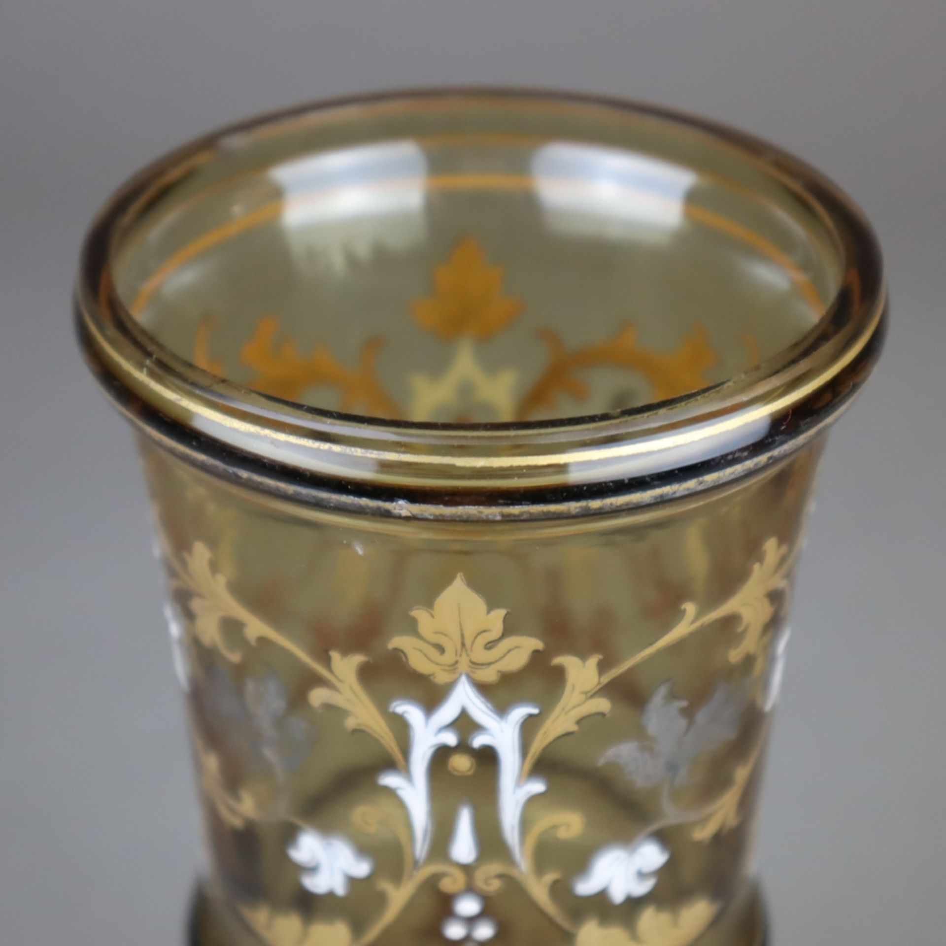 Historismus-Glasbecher - 19.Jh., dickwandiges olivgrünes Glas mit weißer floral - Bild 2 aus 6