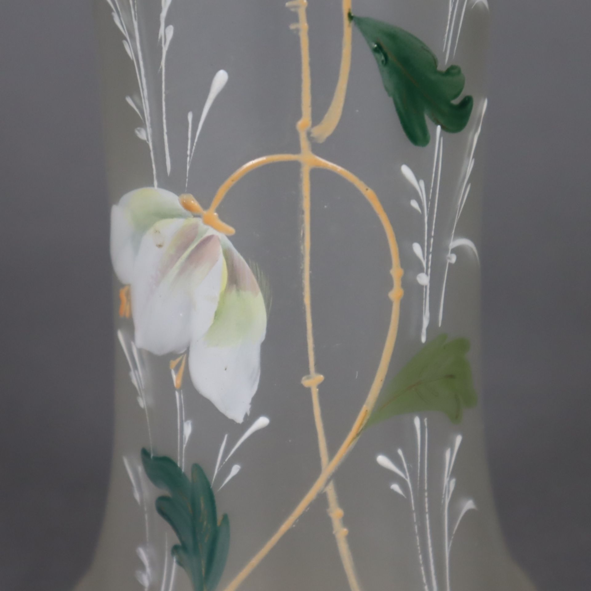 Glasvase - Klarglas, mattiert, Schauseite mit polychromem Blumendekor, Keulenfo - Image 4 of 7