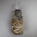 Spiegel-Fetisch - Yombe, Kongo, handgeschnitzte Holzfigur, vor dem Körper stoff