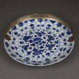 Blau-weißer Teller mit Silbermontur - China, späte Qing-Dynastie, Porzellan, de