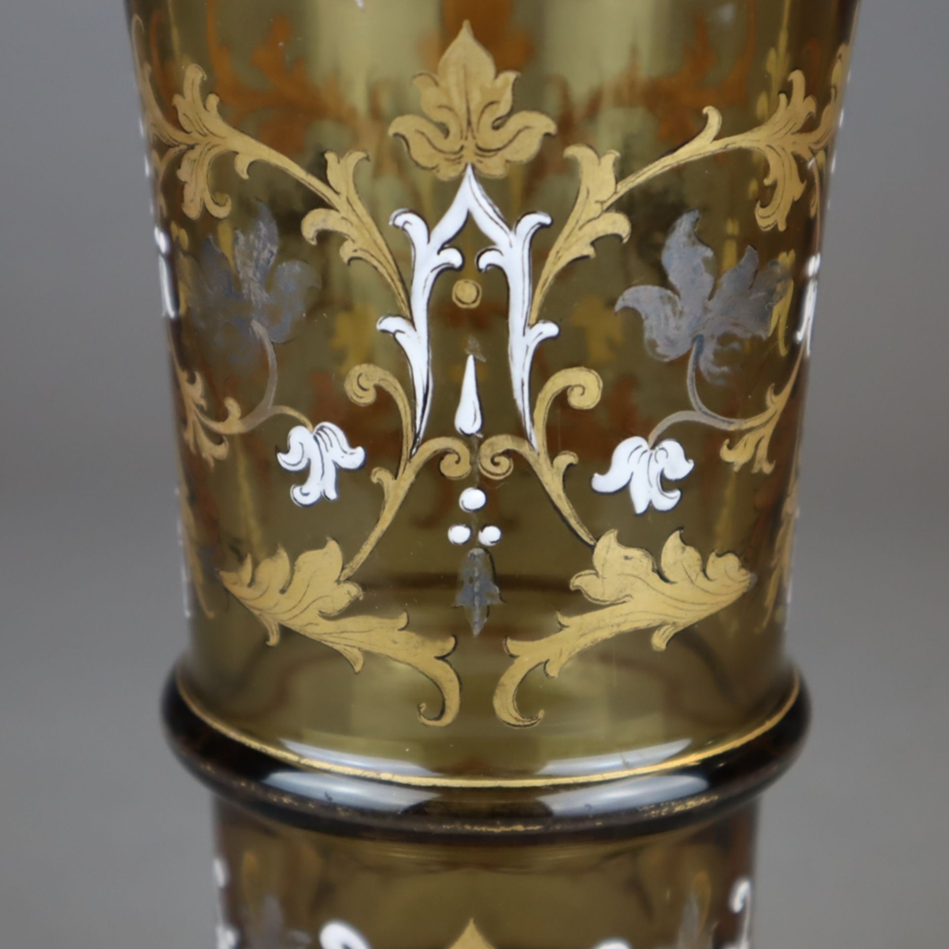 Historismus-Glasbecher - 19.Jh., dickwandiges olivgrünes Glas mit weißer floral - Bild 3 aus 6