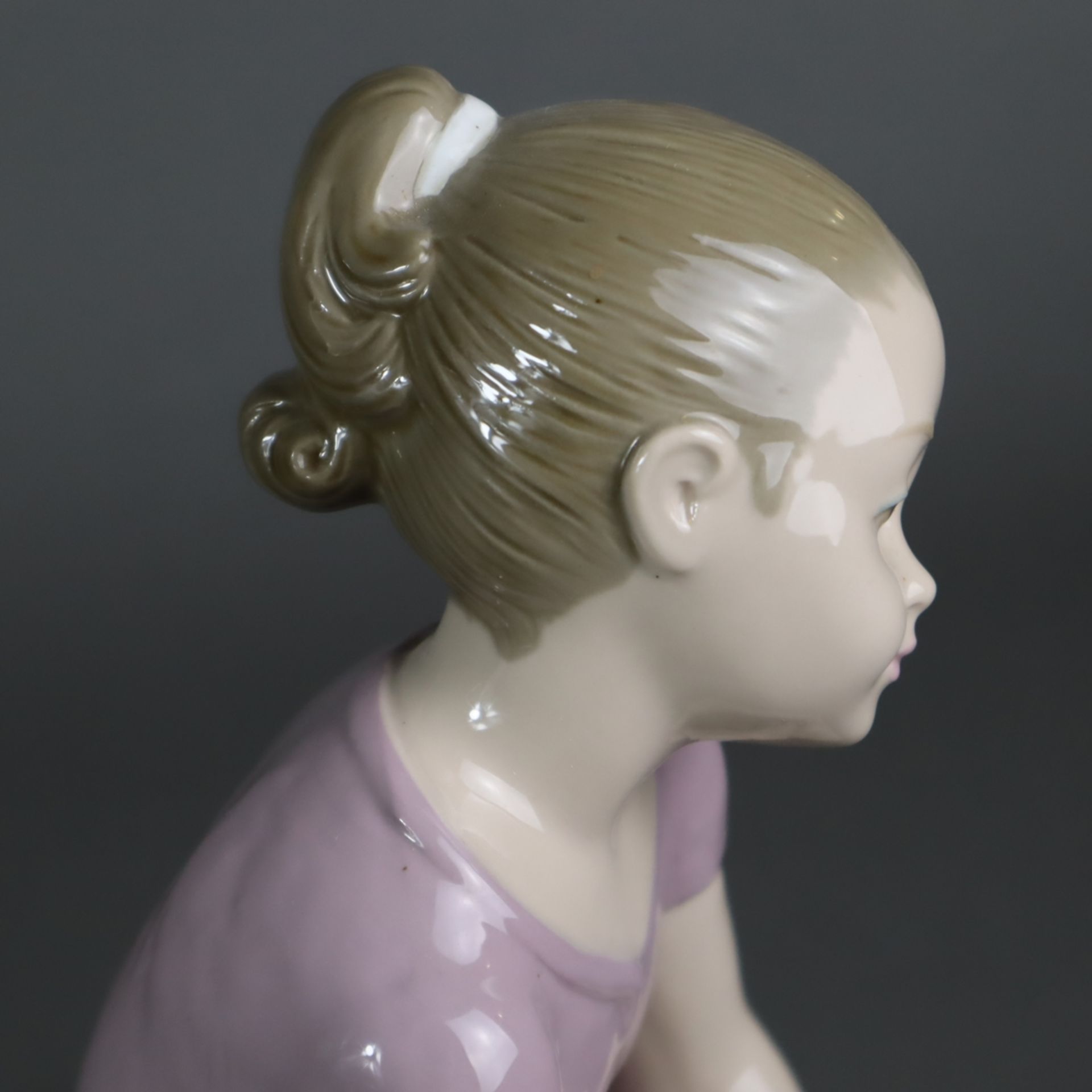 Porzellanfigur - Liebreizende Mädchenfigur, auf einem Steinquader sitzend, mit - Bild 3 aus 8