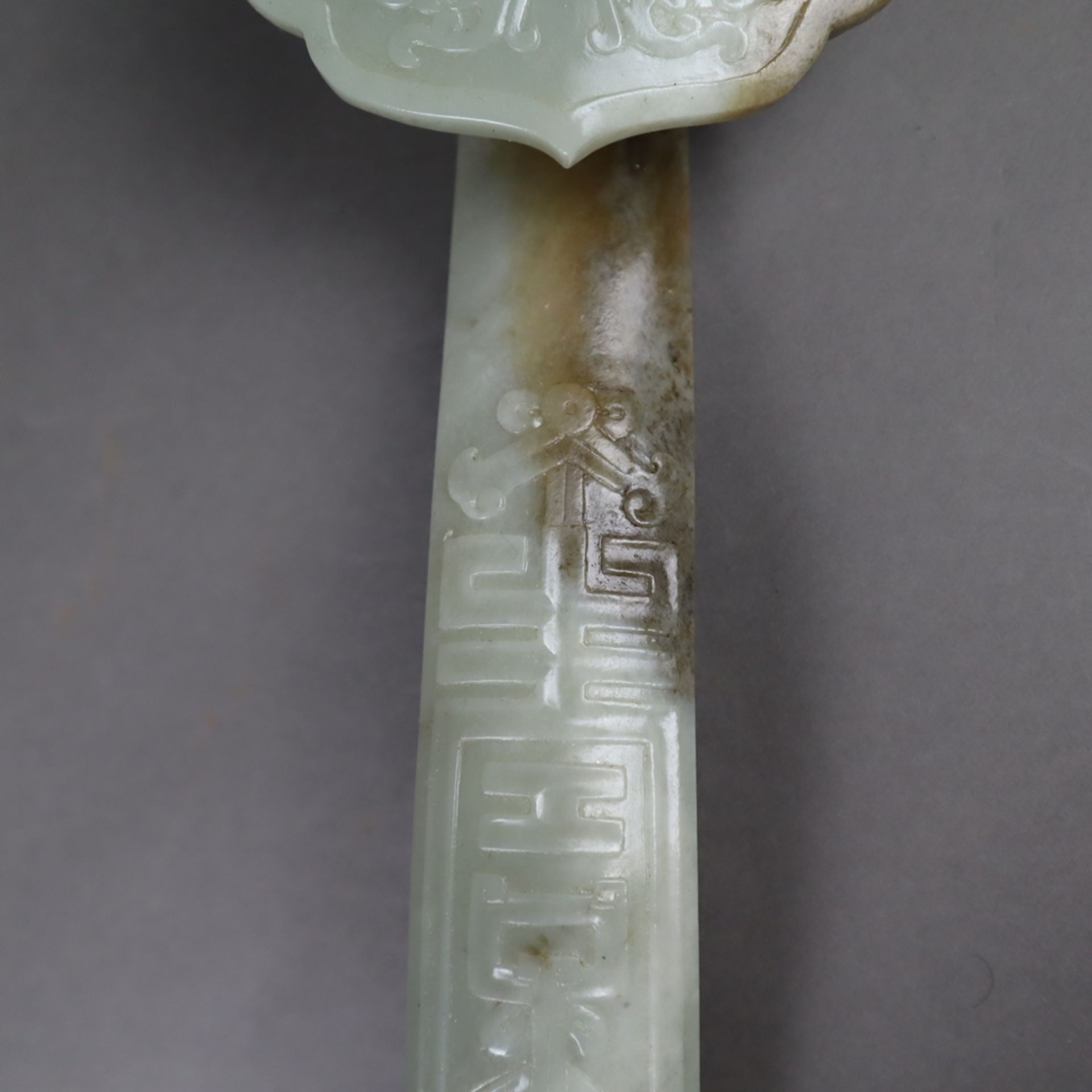 Großes Ruyi-Zepter - China, 20.Jh., seladonfarbene Jade mit weißlichen und brau - Bild 4 aus 11