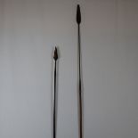 Zwei afrikanische Speere - 1x mit lanzettförmiger gerillter Eisenspitze und dun