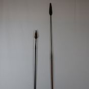 Zwei afrikanische Speere - 1x mit lanzettförmiger gerillter Eisenspitze und dun