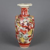 Balustervase - Japan 20.Jh., Keramik, umlaufend polychromer figürlicher Dekor,