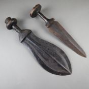 Zwei zentralafrikanische Dolche/Kurzschwerter - Eisen /Holz, 1x Ikul der Kuba,