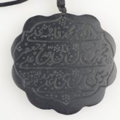 Flacher Steinanhänger mit Inschriften - Persien, wohl späte Qadscharenzeit, run