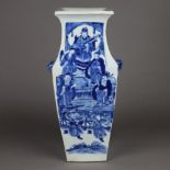 Blau-weiße Vierkantvase - China, Porzellan, Bemalung mit Landschaften mit Wächt