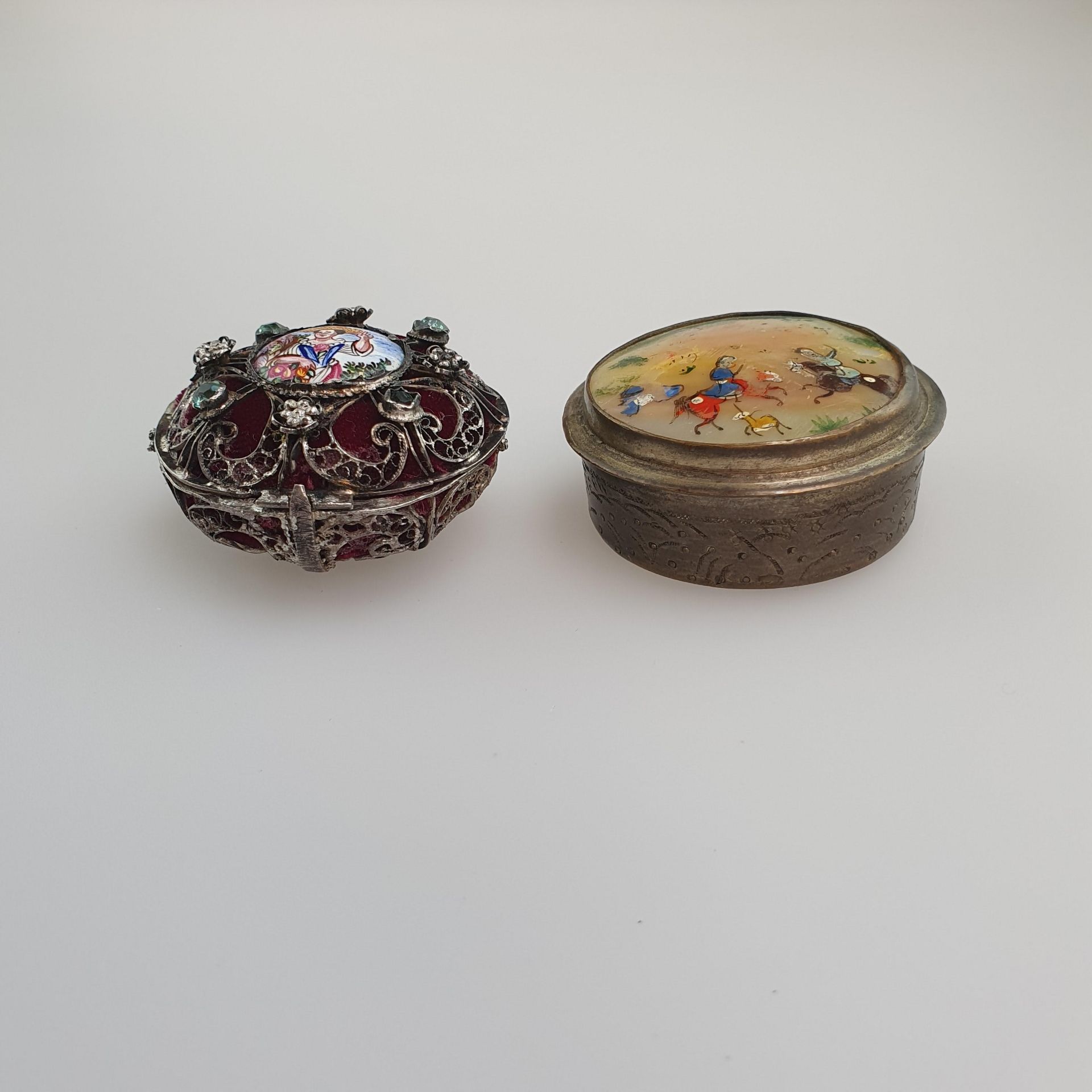 Zwei Miniaturdosen - wohl 19.Jh., 1x runde orientalische Metalldose mit ziselie - Bild 2 aus 6
