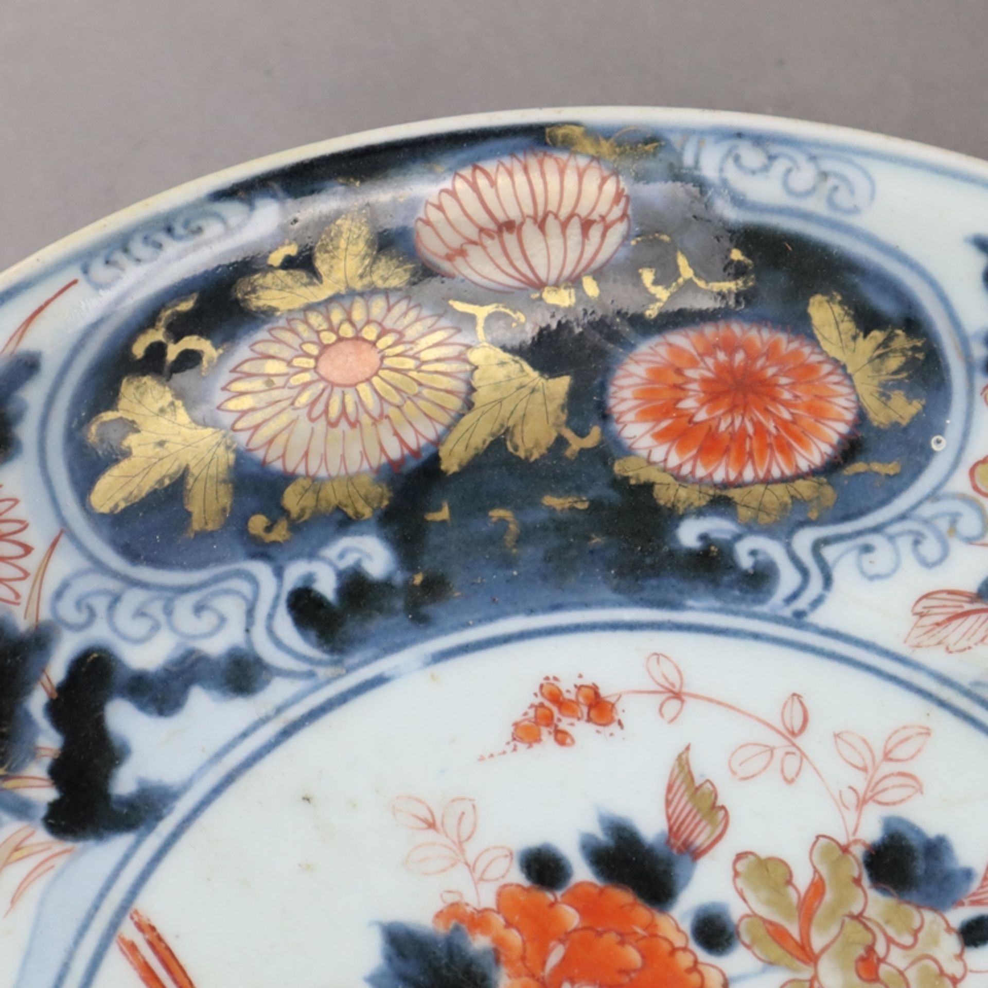 Imari-Teller - Japan, um 1700, schwerer Porzellanscherben mit gemaltem "Imari"- - Bild 4 aus 7