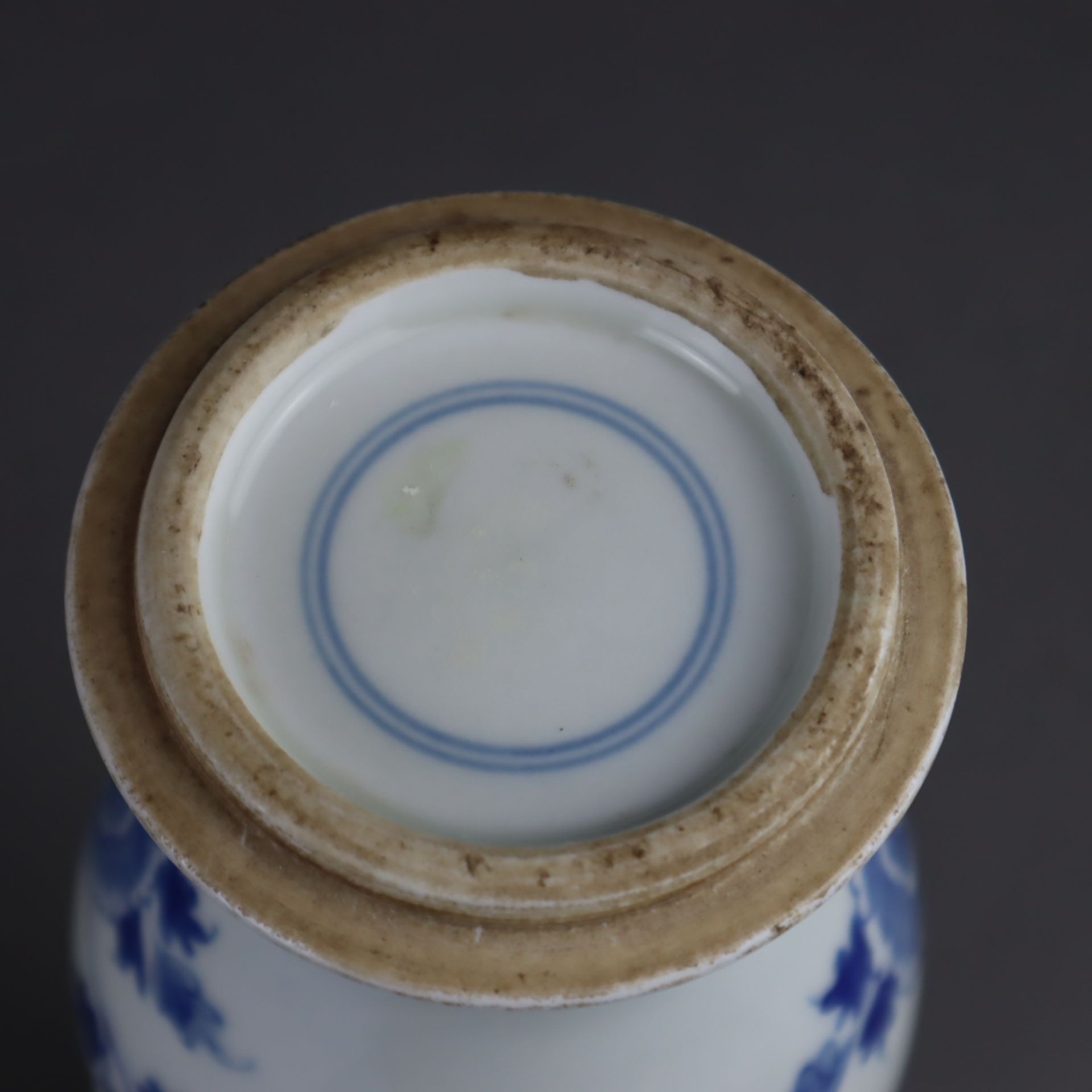 Kleine Gu-Vase - China, nach 1900, Porzellan, mit Blaumalerei in Unterglasur: P - Bild 8 aus 8