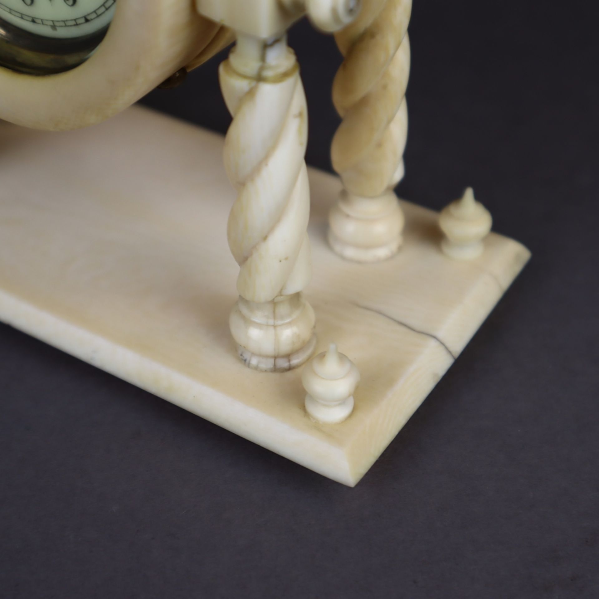 Kleine Säulenpendule - filigran gedrechseltes Elfenbeingehäuse auf rechteckiger - Bild 4 aus 7