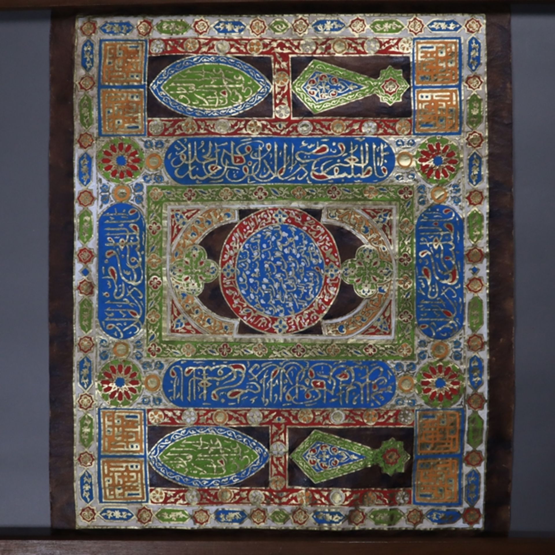 Rollbild mit Koranversen - wohl 19.Jh., Gouache und Goldfarbe auf Papier, Rände