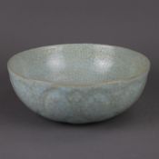 Schale - China, Steinzeug, bedeckt mit einer hellblauen krakelierten „Guan“-Gla