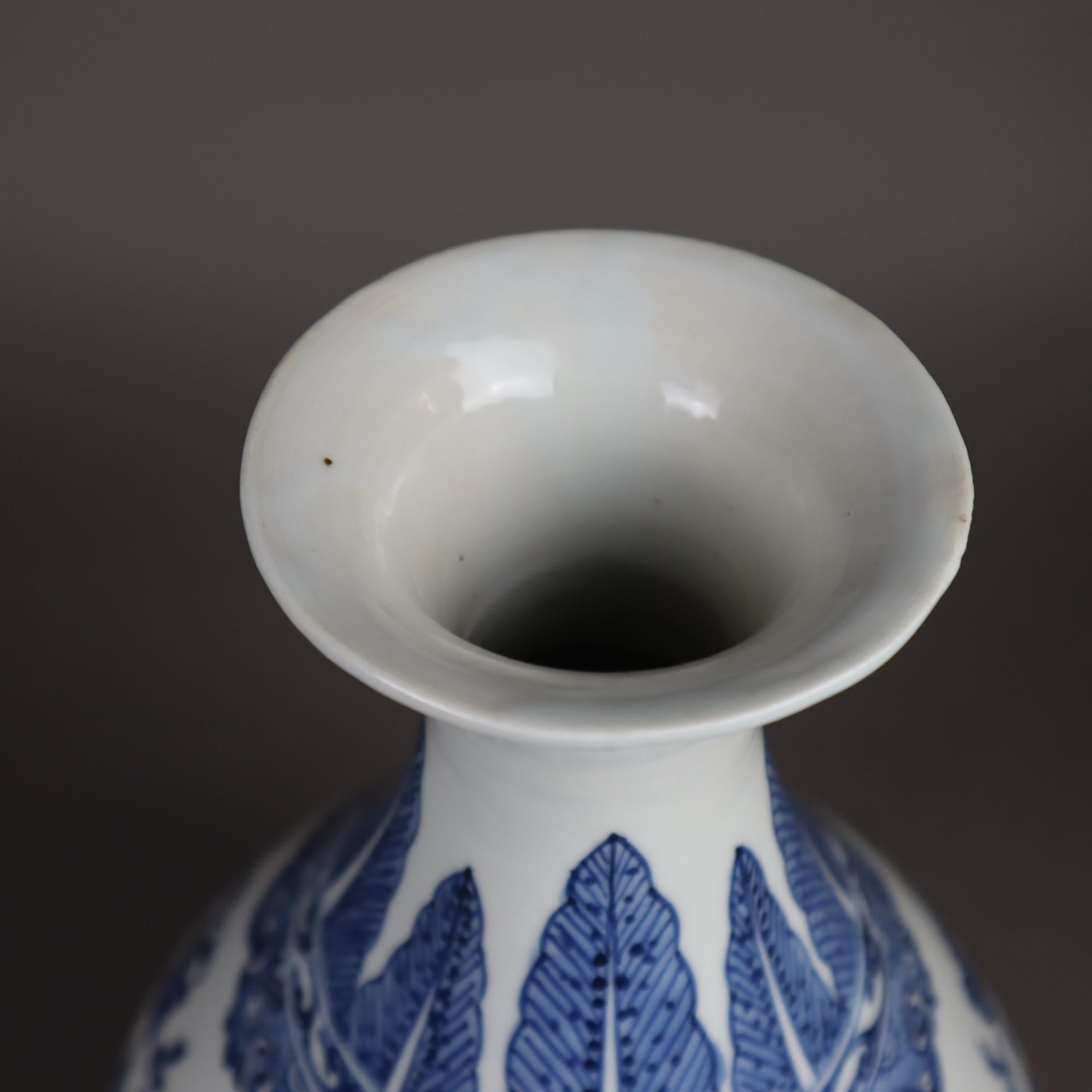 Blau-Weiß-Vase - China, Vase vom Typ Yuhuchun, allseits Bemalung in Unterglasur - Image 2 of 8