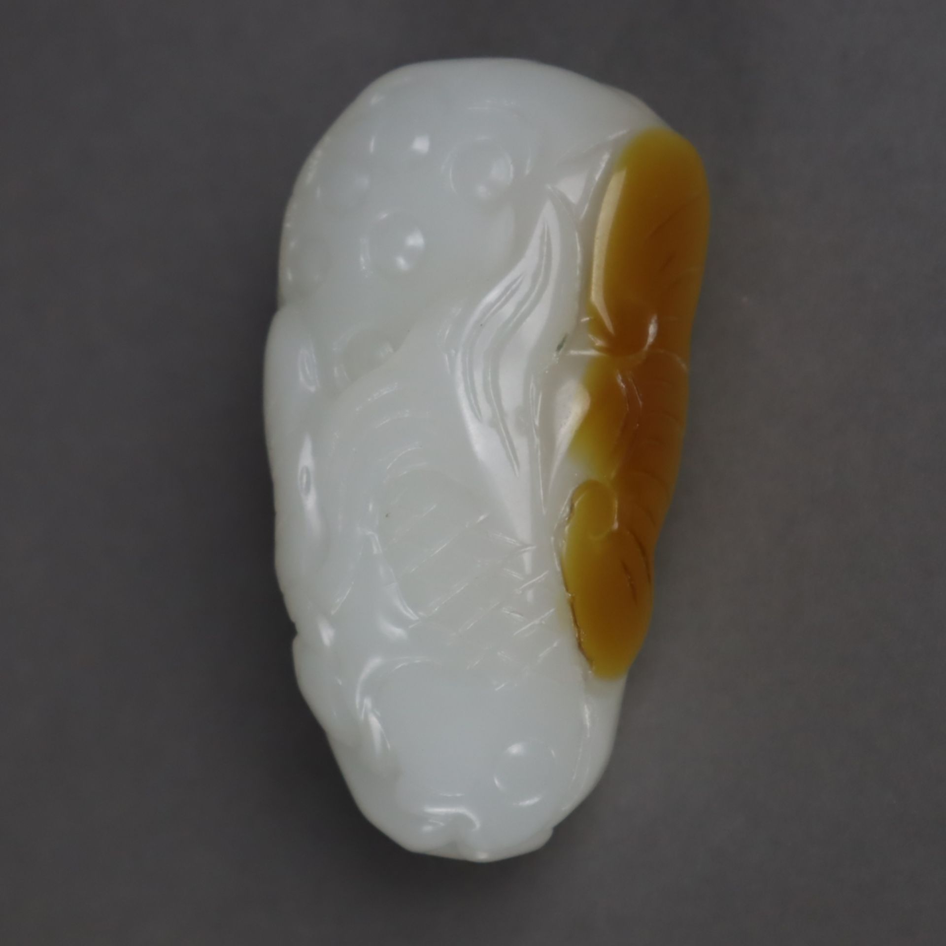 Konvolut Jade - China, 8-tlg, bestehend aus 3 Handschmeichlern, 1 Figur mit res - Bild 4 aus 9