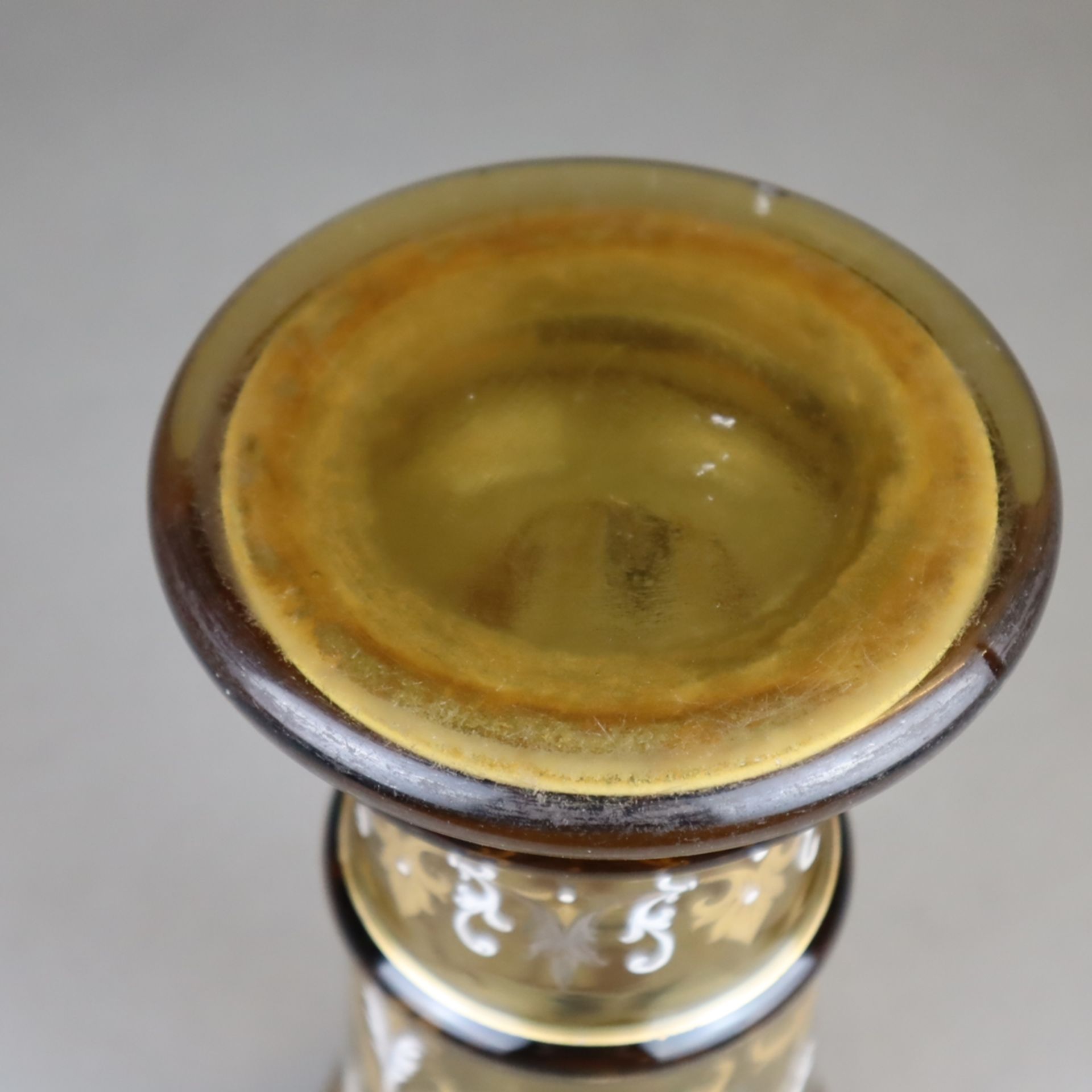Historismus-Glasbecher - 19.Jh., dickwandiges olivgrünes Glas mit weißer floral - Bild 6 aus 6