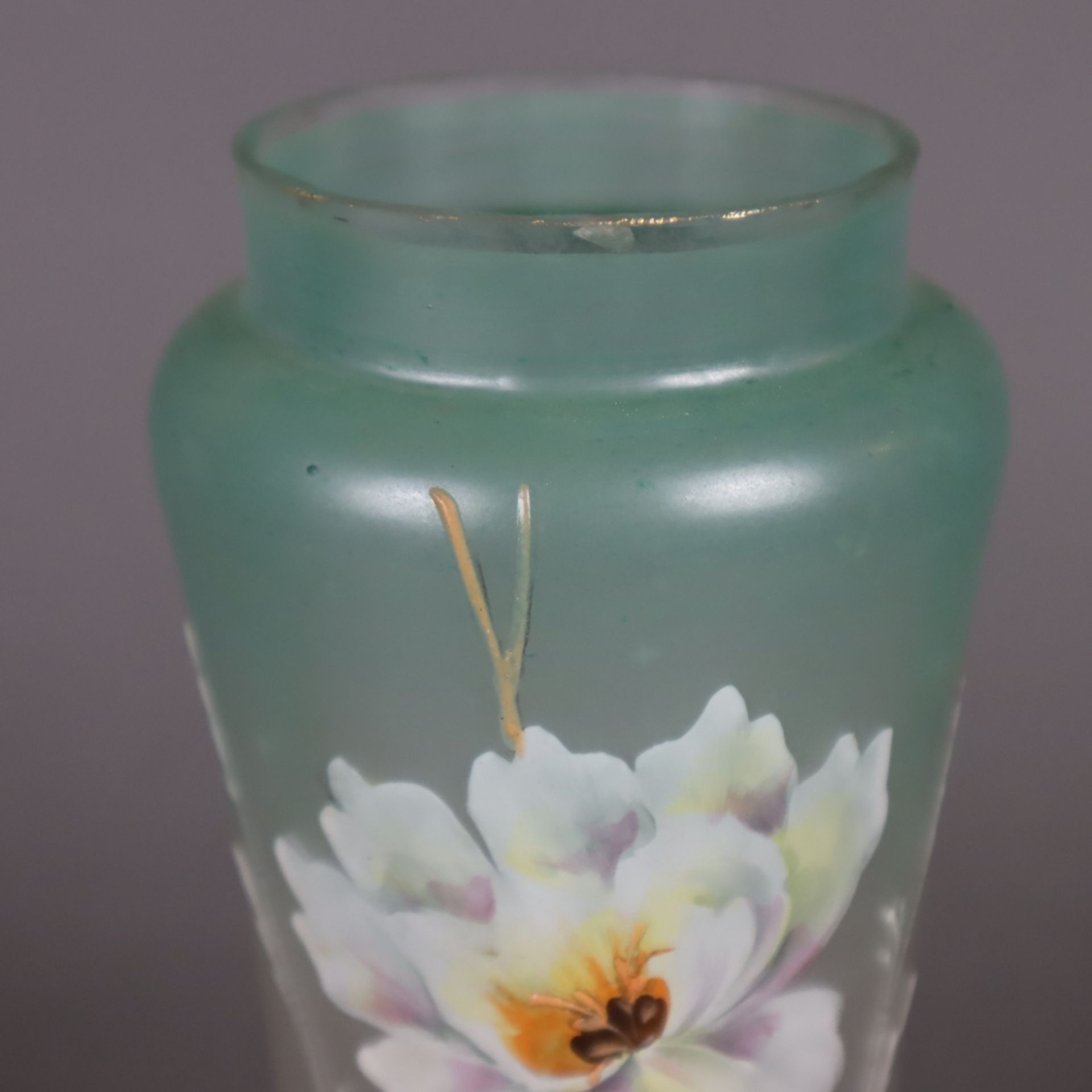 Glasvase - Klarglas, mattiert, Schauseite mit polychromem Blumendekor, Keulenfo - Image 2 of 7
