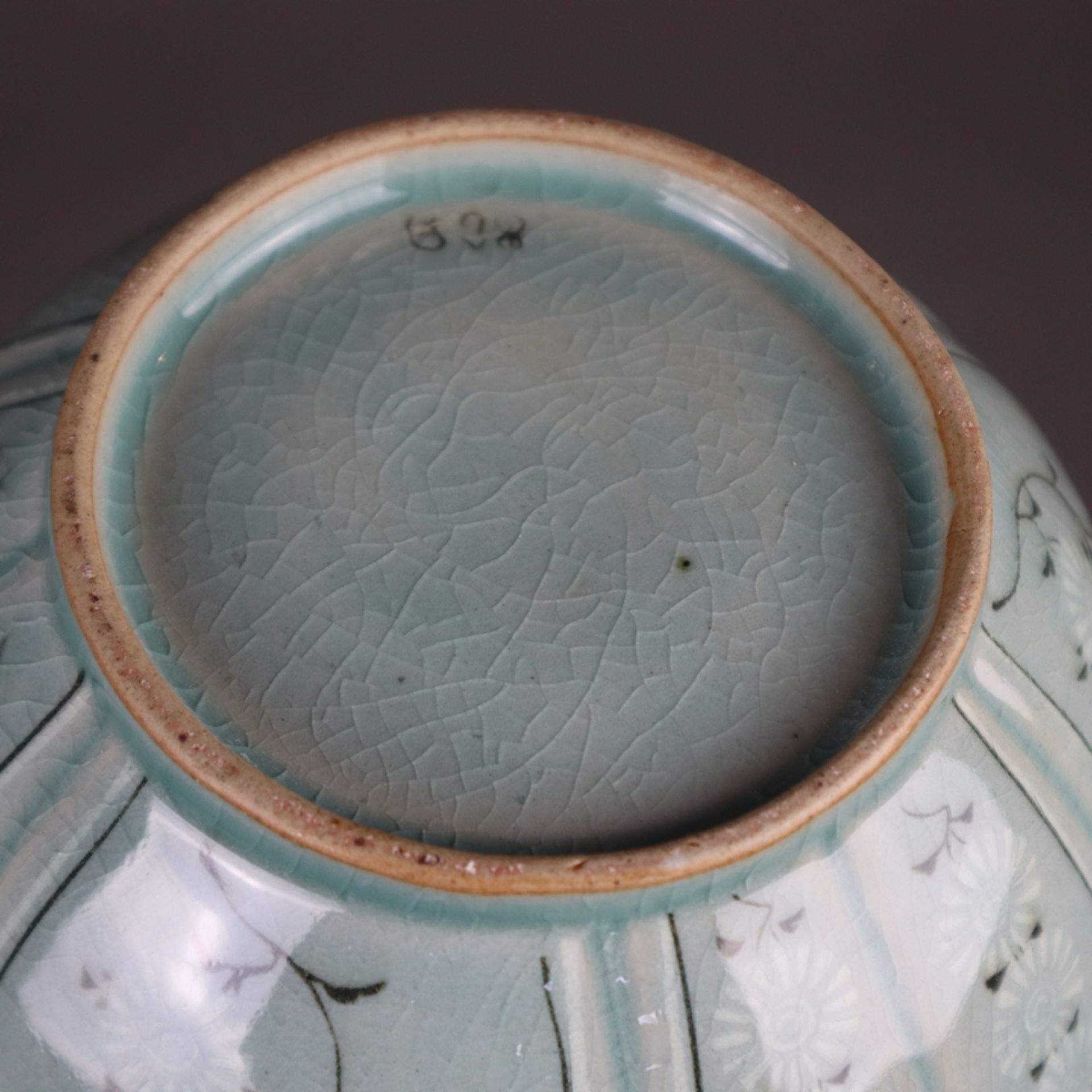 Vase - Korea, in Tropfenform mit fein vernetzter Seladon-Glasur, Dekor mit stil - Bild 8 aus 9