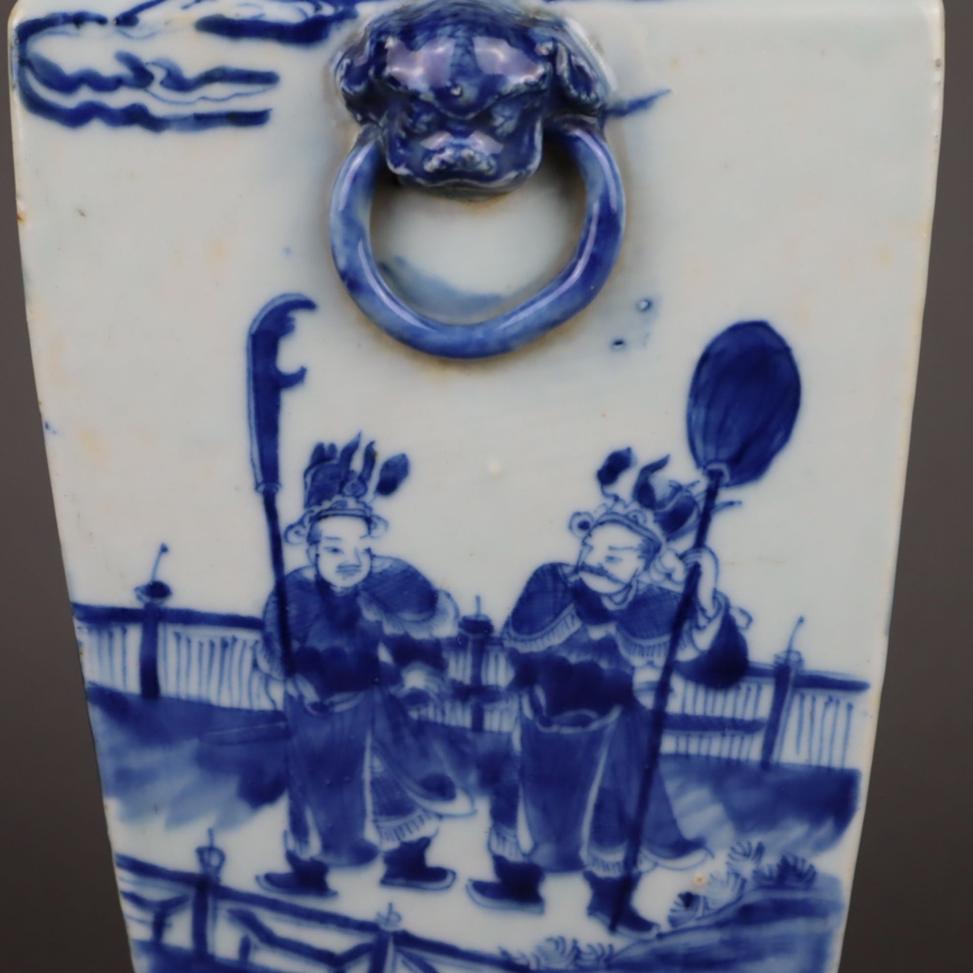 Blau-weiße Vierkantvase - China, Porzellan, Bemalung mit Landschaften mit Wächt - Bild 11 aus 14